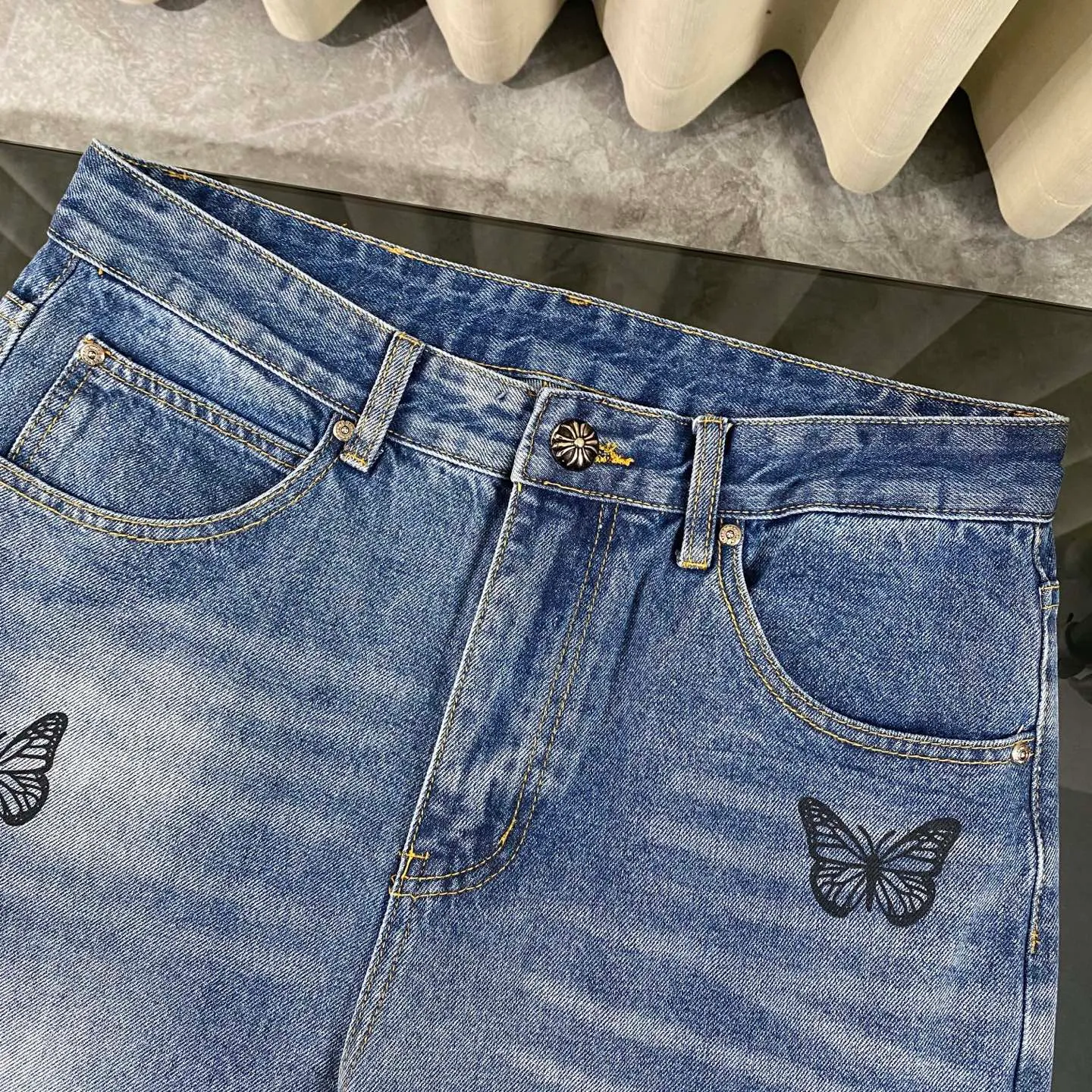P230 Chrome Hearts 2025 new rare three-color butterfly print couple's washed loose jeans. High version, high version, top ceiling quality. Styles with different washed textures, very friendly to people with thin legs and thick legs. The straight version is very flattering to the leg shape. Moderate length that never goes out of style, easy to match with casual, basic styling for various styles, a must-have in the wardrobe! The fabric is stiff but also makes the upper body soft without losing texture. The washing process is even more perfect. It is a must-have item for everyone! ! ! Washed wheat, hang tag, pants label, three labels complete Color: blue Size: 28, 30, 32, 34